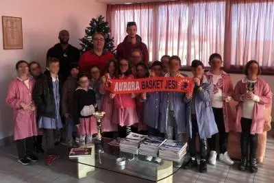 Gli alunni della scuola "L. Scuppa" e i giocatori dell'Aurora Basket in visita alla F.I.P.I.L.L.